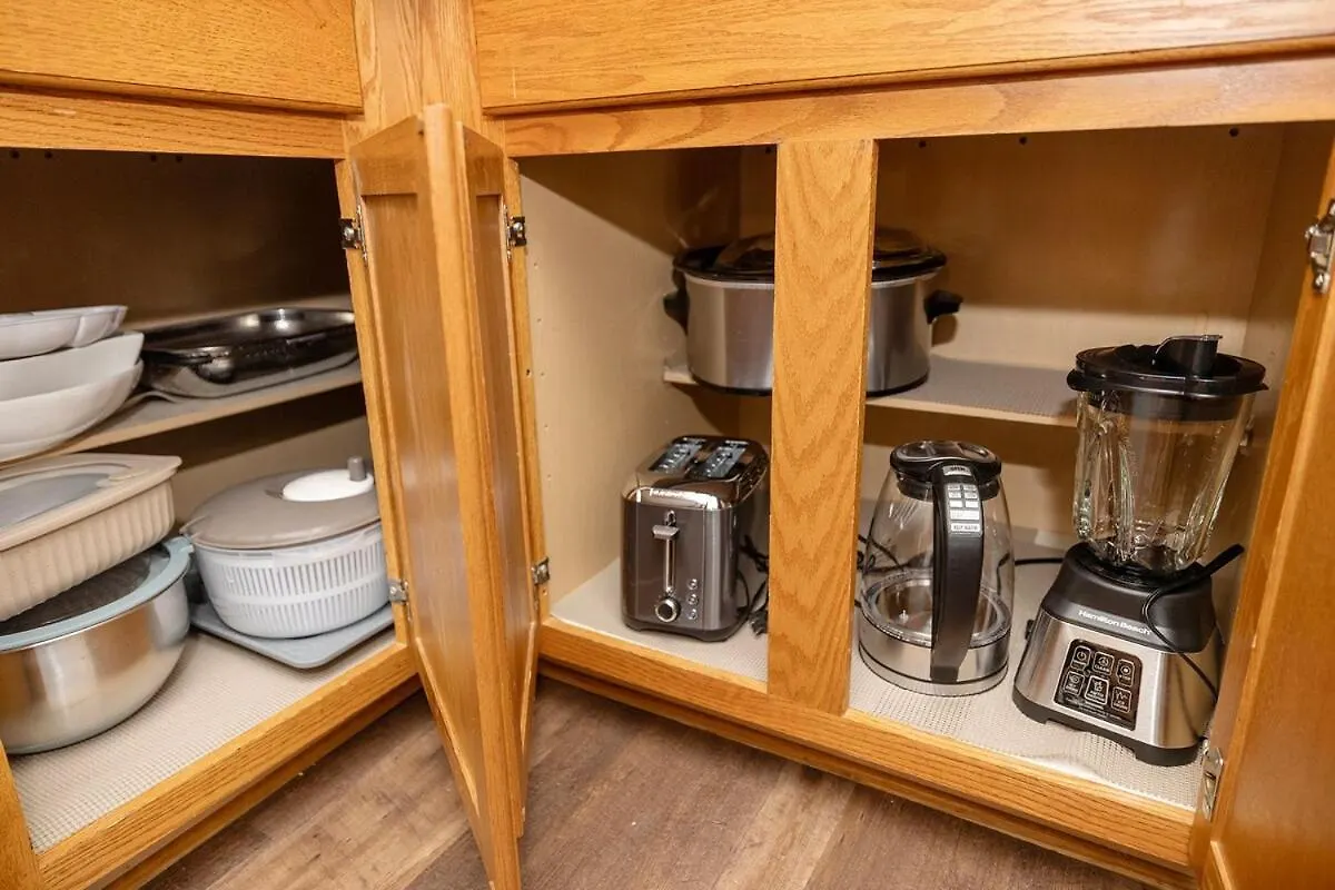 King And Queen Beds With A Gourmet Kitchen Charlotte 0*,