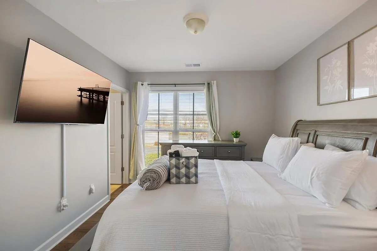 Holiday home King And Queen Beds With A Gourmet Kitchen Charlotte