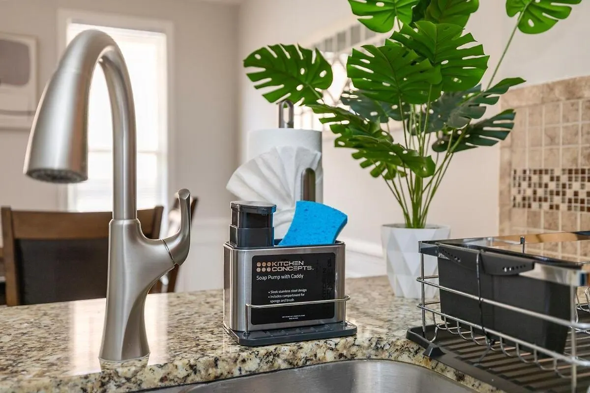 King And Queen Beds With A Gourmet Kitchen Charlotte Holiday home