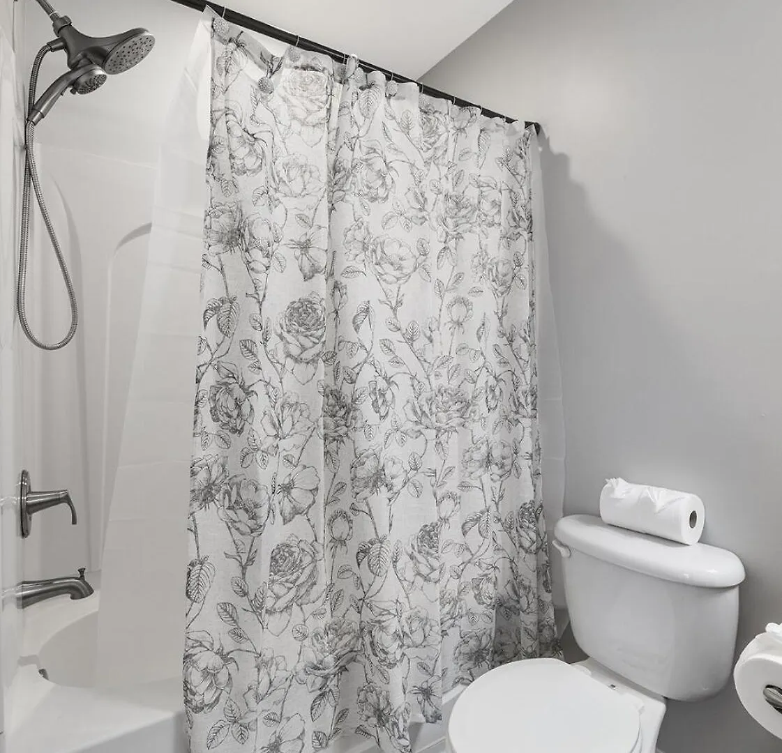 Holiday home King And Queen Beds With A Gourmet Kitchen Charlotte
